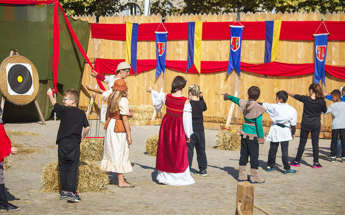 Des enfants costumés lors de la fête du roi de l'Oiseau au Puy-en-Velay - PVillemejane