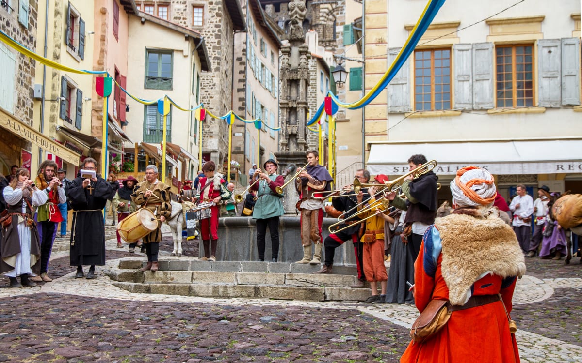 Orchestre costumé lors des fêtes du roi de l'oiseau au Puy-en-Velay - Pvillemejane