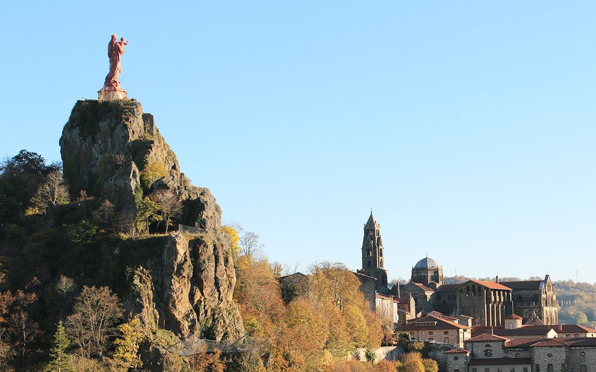 La statue Notre-Dame-de-France domine la ville du Puy-en-Velay - Adobestock