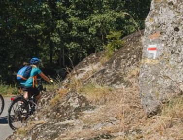 Balisage voie du Puy, randonneurs à vélo