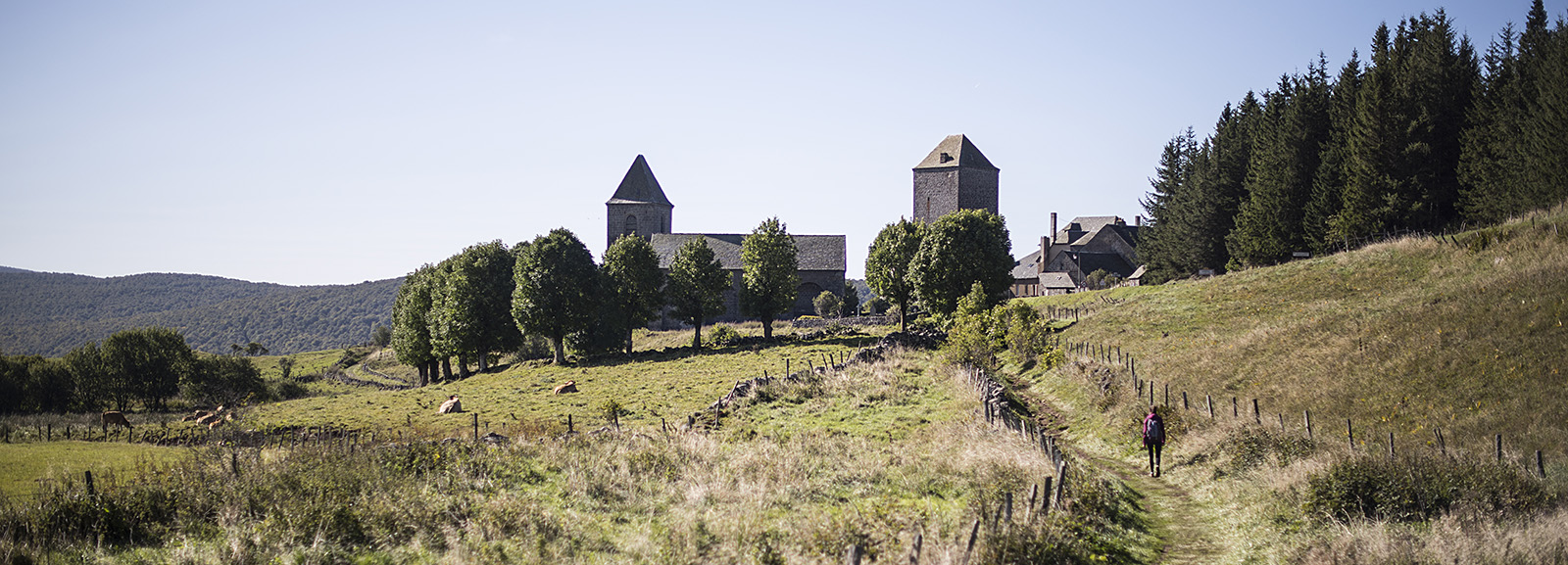 Randonneuse sur le chemin de Compostelle en Aubrac