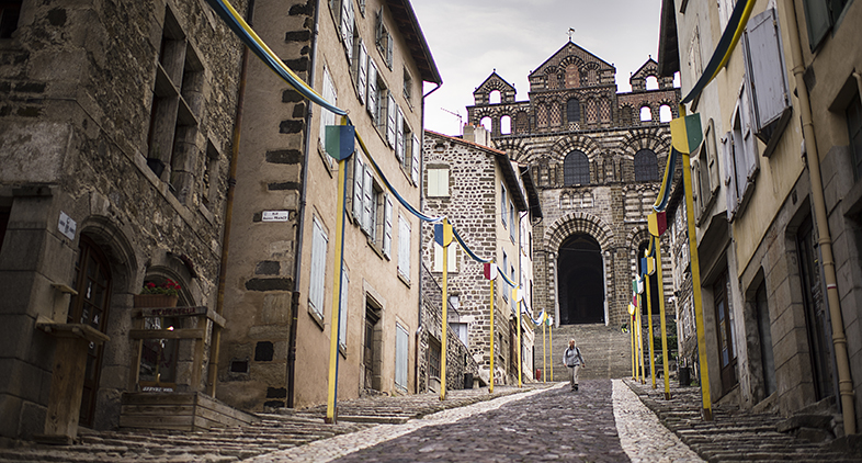 La cathédrale du Puy-en-Velay, point de départ vers Compostelle