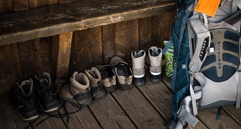 Chaussures et sac pour randonner vers Compostelle