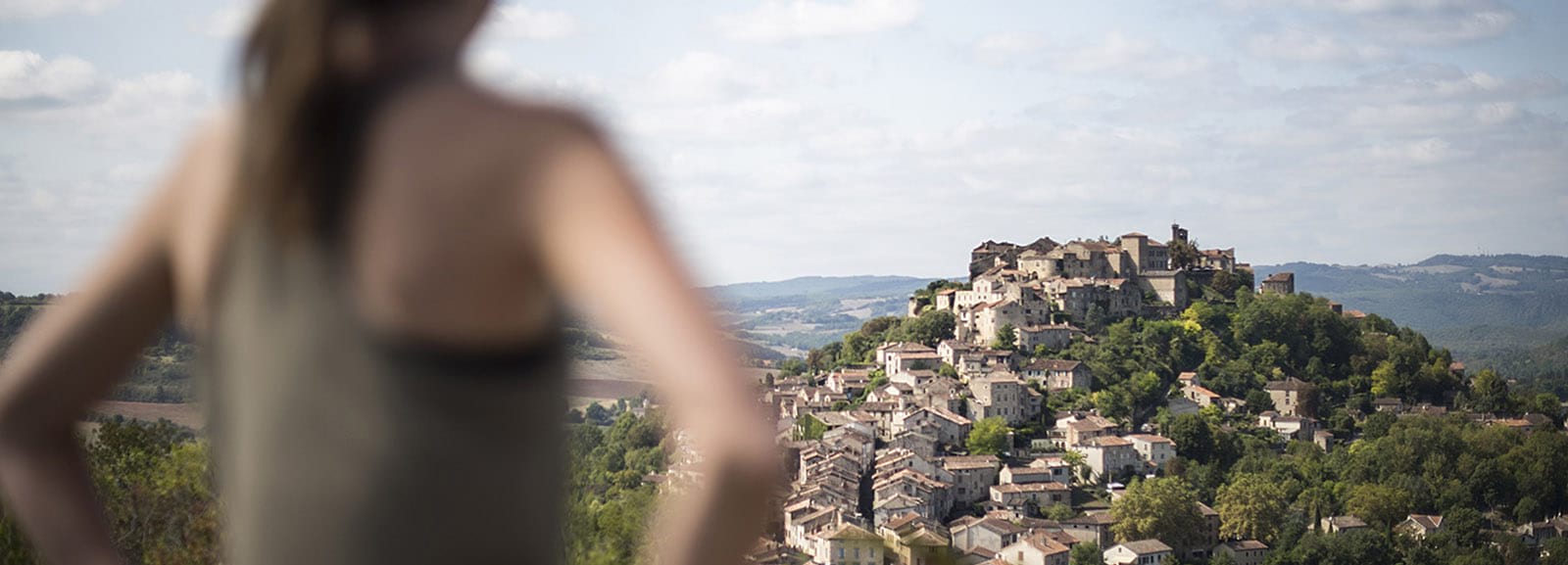 Vue sur le village de Cordes-sur-Ciel entre Conques et Toulouse