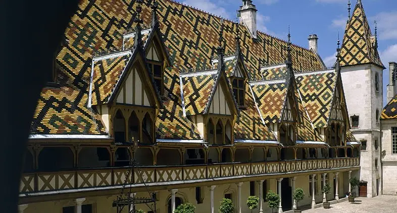 Les hospices de Beaune et leurs toits caractéristiques