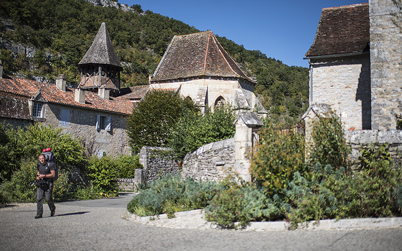 Randonneur sur l'itinéraire de la vallée du Célé vers Compostelle 