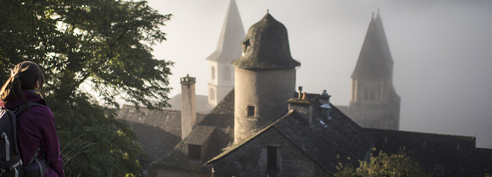 Pèlerine au-dessus du village de Conques sur le chemin de Compostelle