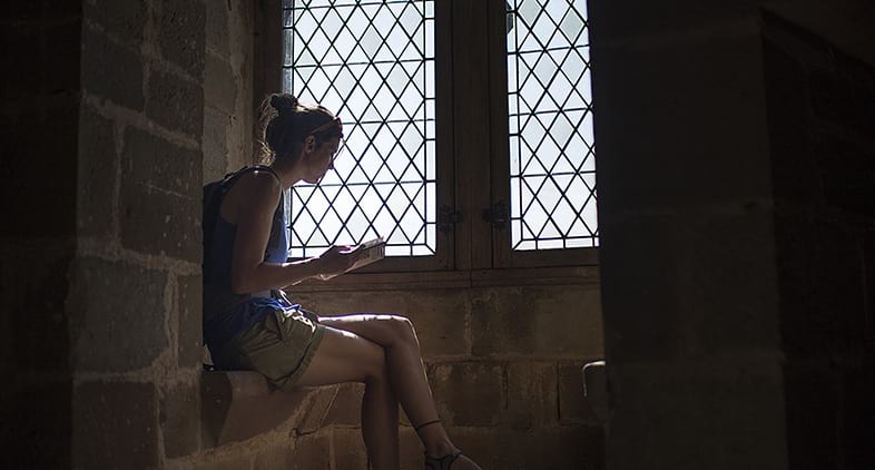 Pèlerine dans le château de Najac entre Conques et Toulouse - TVattard Pèlerine dans le château de Najac entre Conques et TOulouse