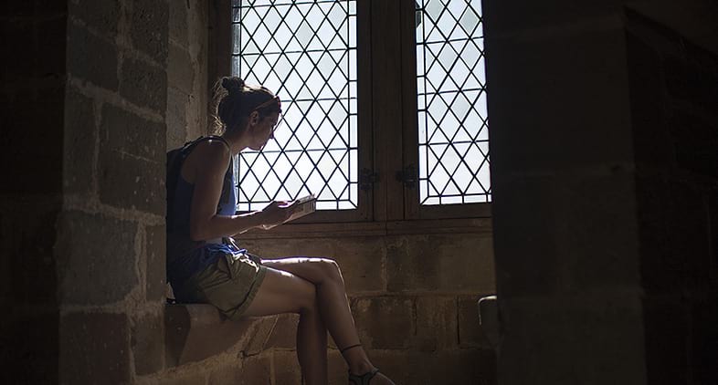 Pèlerine dans le château de Najac entre Conques et TOulouse