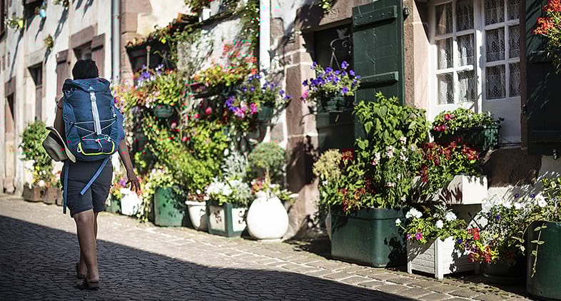 Pèlerine dans les ruelles de Saint-Jean-Pied-de-Port 