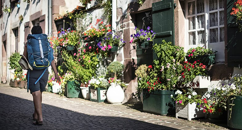 Pèlerine dans les ruelles de Saint-Jean-Pied-de-Port 