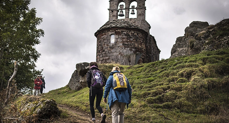 Pèlerins près de la chapelle Rochegude, sur la voie du Puy-en-Velay - TVattard