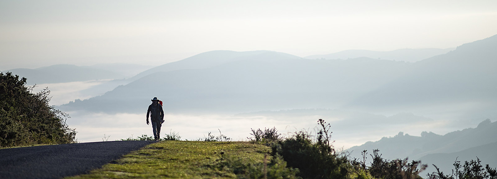 Randonneur sur le passages des Pyrénées vers Compostelle