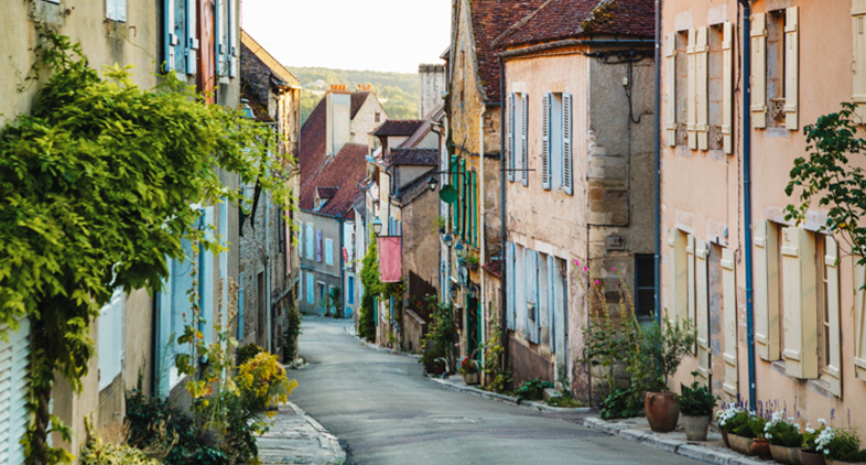 Ruelles du village de Vézelay - AdobeStock Ruelles du village de Vézelay