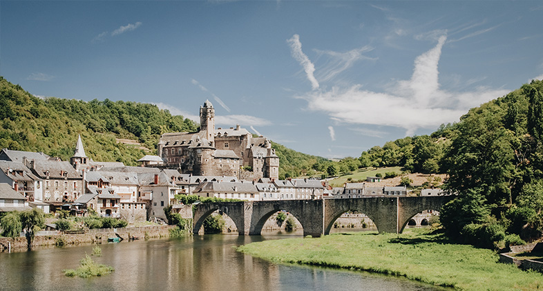 Estaing, village dans la vallée du Lot sur le chemin de Compostelle