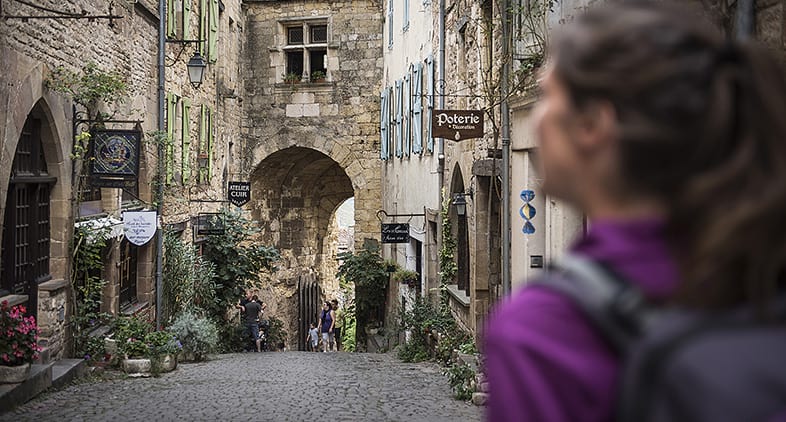 Voyageur dans les ruelles de Cordes-sur-Ciel sur le chemin de Conques à Toulouse