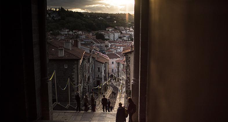 les marches de la cathédrale du Puy-en-Velay