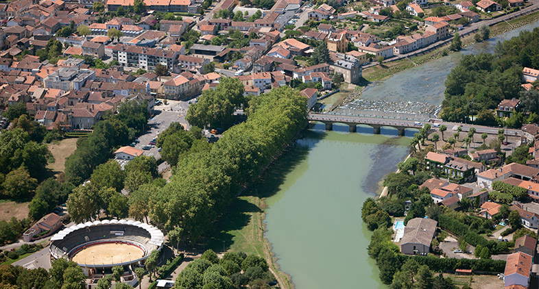 Aire-sur-l'Adour, ville étape sur le chemin de Compostelle - PMiramont - AdobeStock Aire-sur-l'Adour, ville étape sur le chemin de Compostelle