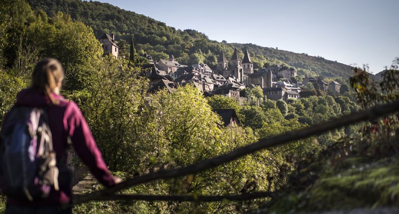 Pèlerine au départ de Conques sur le chemin de Compostelle 