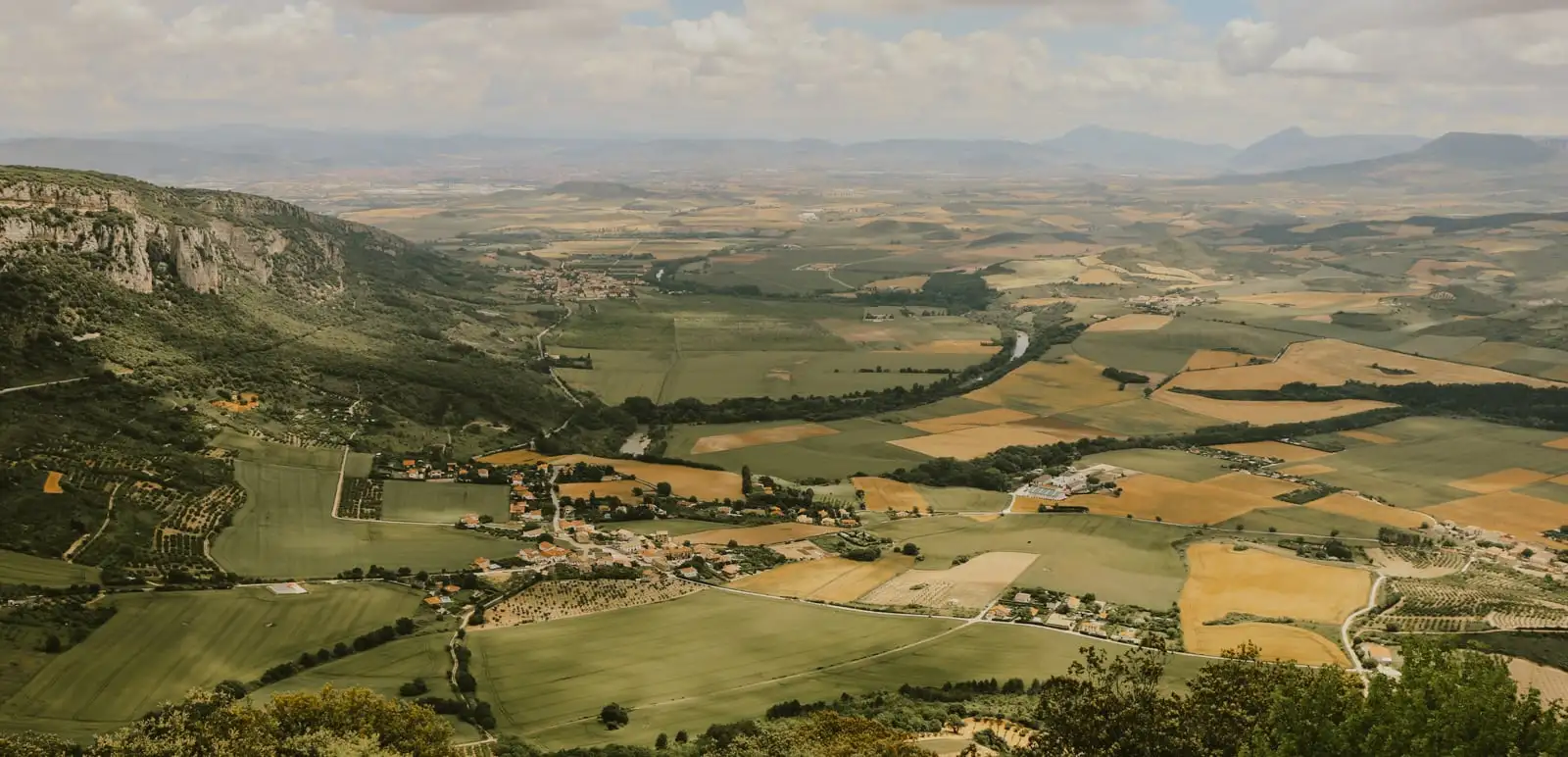 Panorama sur les champs espagnols sur le Camino Francés 