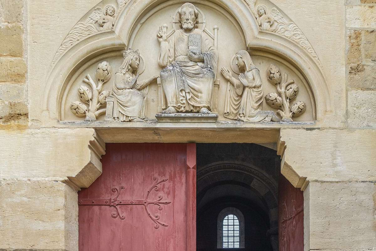 Unsplash Phorizon Fronton de l'église de compostelle