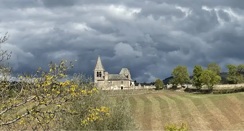 Crédit JM Blaise Eglise et champs sur les chemins de Compostelle