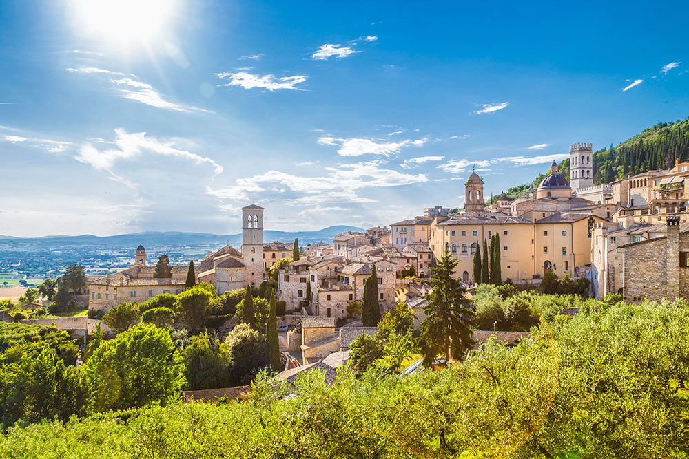 La ville d'Assise en Italie - AdobeStock - JFLPhtotography