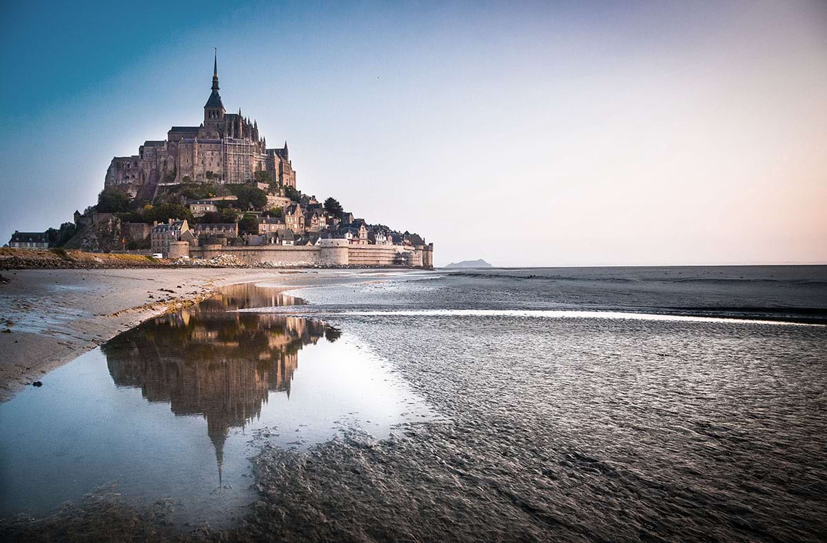 Le Mont-Saint-Michel se reflétant à marrée basse