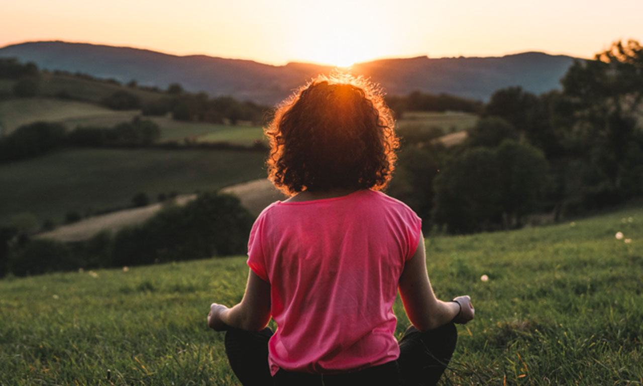 Randonneuse pratiquant la méditation et le yoga sur le chemin de Compostelle