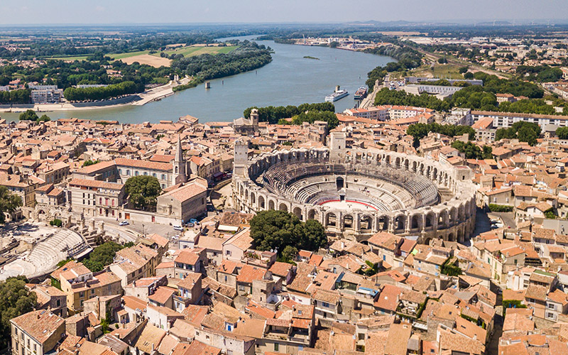 Les arènes d'Arles au départ du chemin - Adobestock