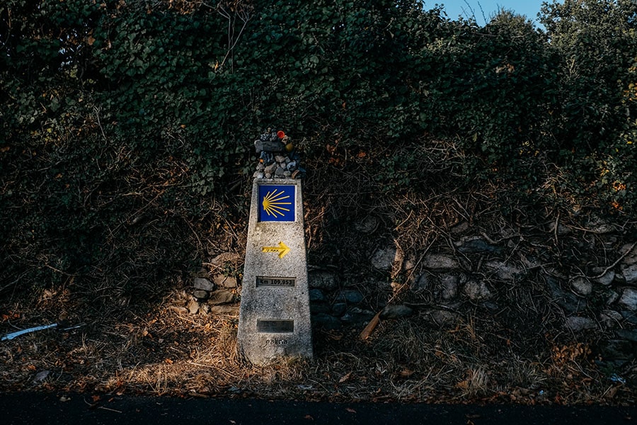 Borne du kilomètre 109 au départ de Sarria sur le chemin de Compostelle - BCourbin