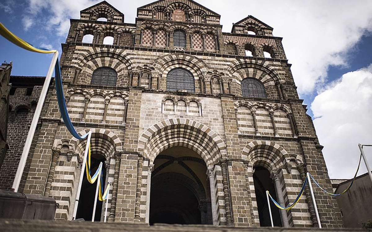 Les escaliers et la façade de la cathédrale Notre-Dame du Puy-en-Velay - TVattard