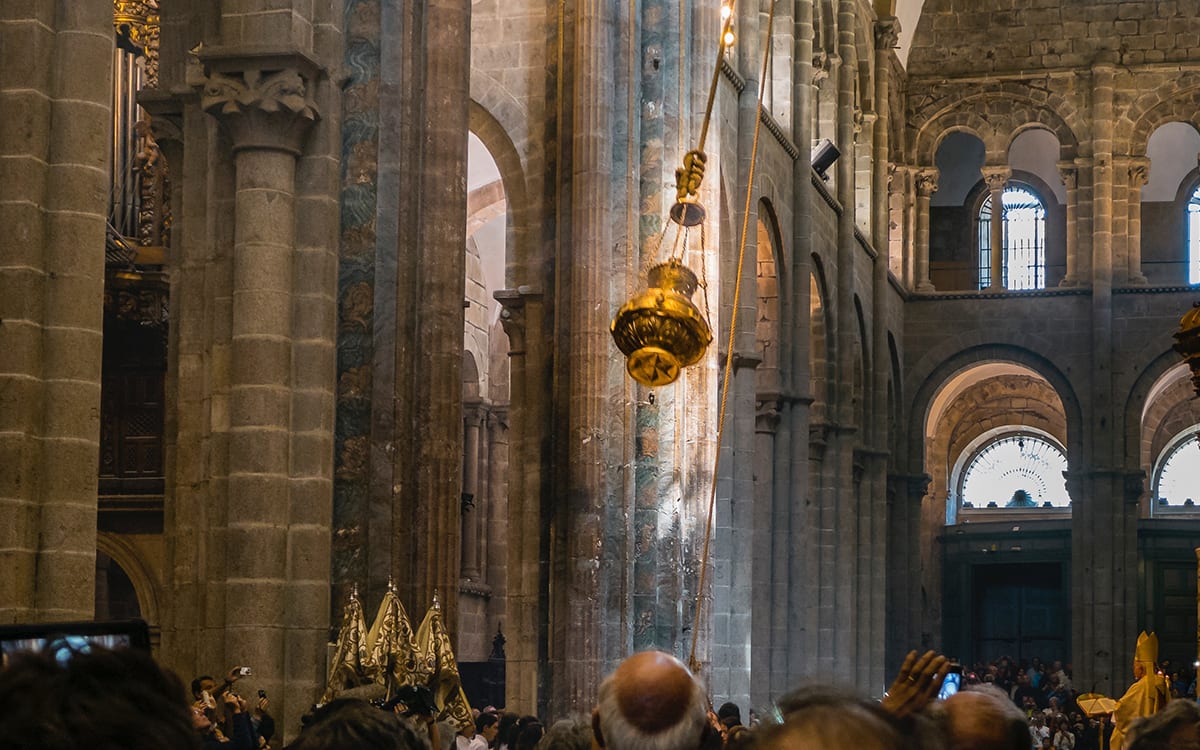 La cérémonie du Botafumeiro dans la cathédrale de Saint-Jacques-de-Compostelle - Unsplash ASchimmeck