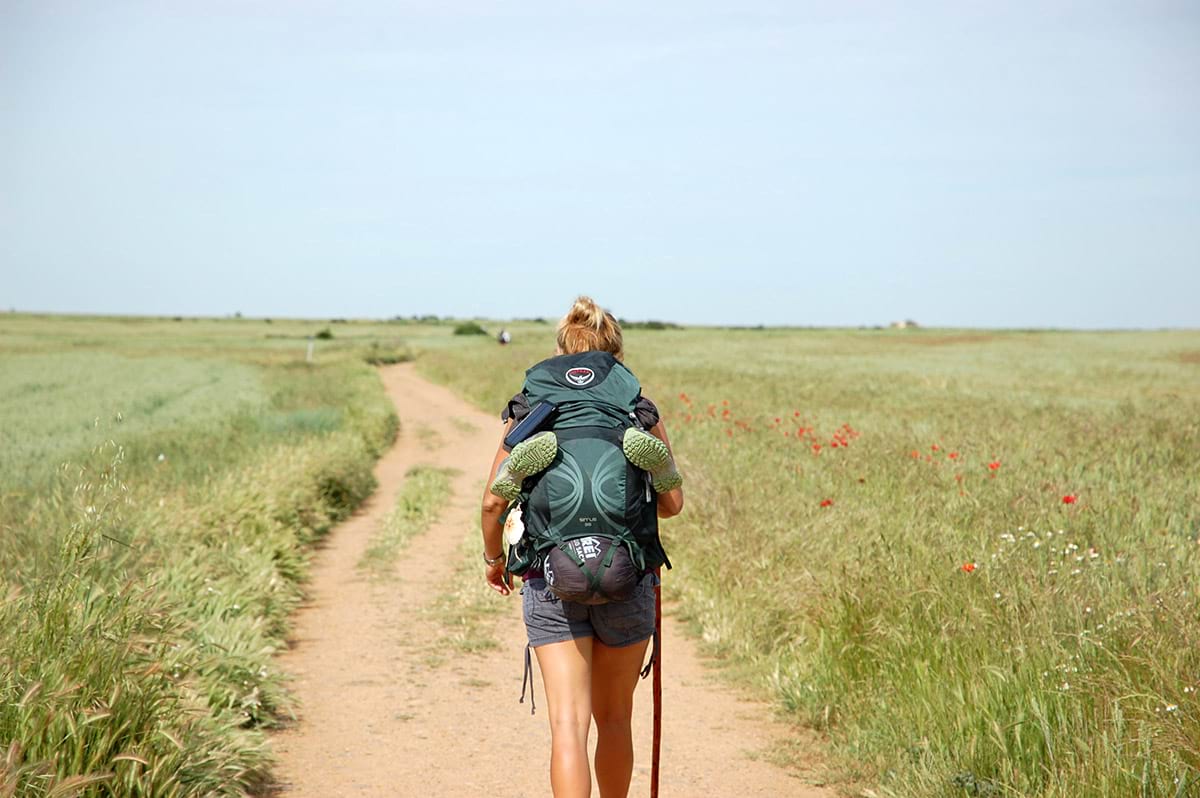 Pèlerine sur le chemin près de Burgos en Espagne