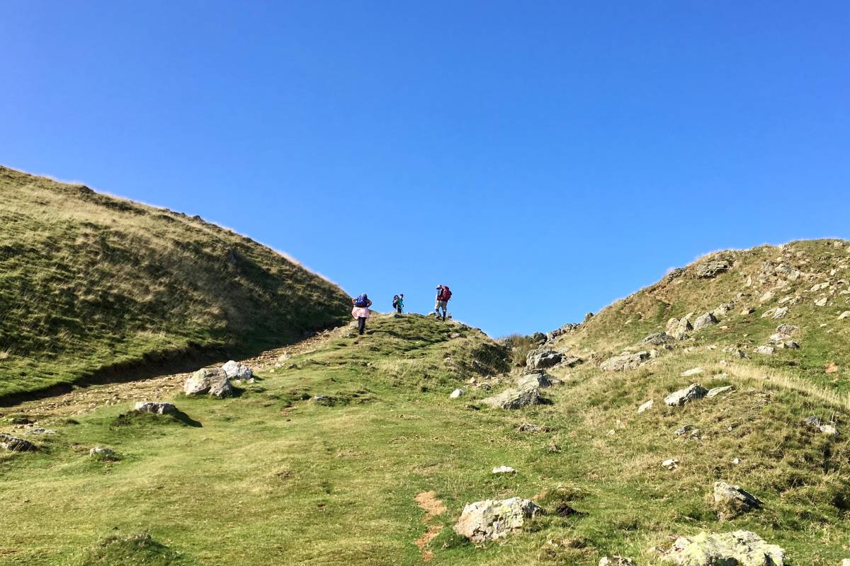 Vincent, franchissant un col sur le chemin vers Compostelle Vincent, franchissant un col sur le chemin vers Compostelle - VMaunory
