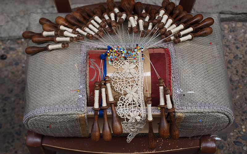 Le travail artisanal de la dentelle auvergnate au Puy-en-Velay - Lbello