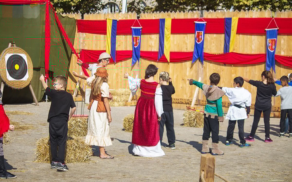 Des enfants costumés lors de la fête du roi de l'Oiseau au Puy-en-Velay - PVillemejane