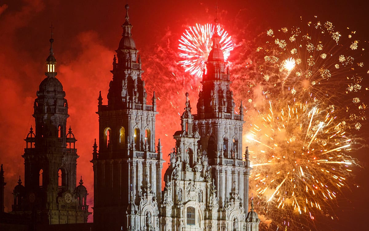 Feu d'artifice à Saint-Jacques-de-Compostelle - Adobestock