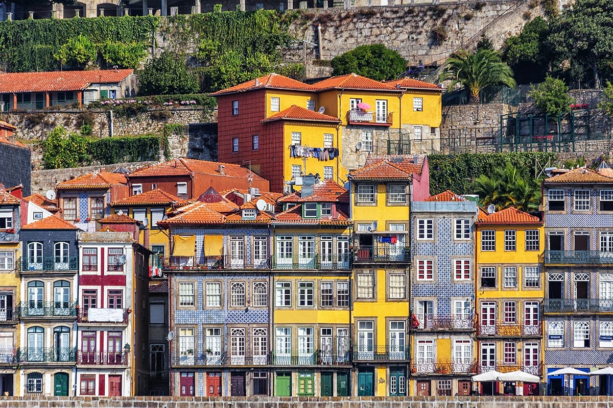 Maisons colorées sur les quais du Douro à Porto