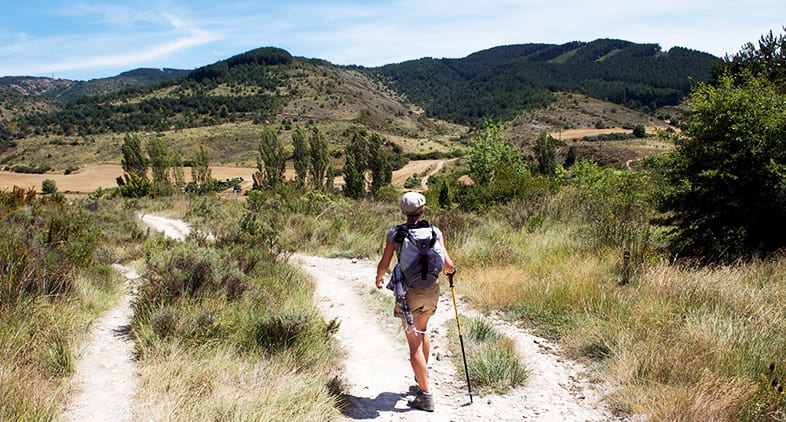 Marcheur sur les chemins de Compostelle en Lozère