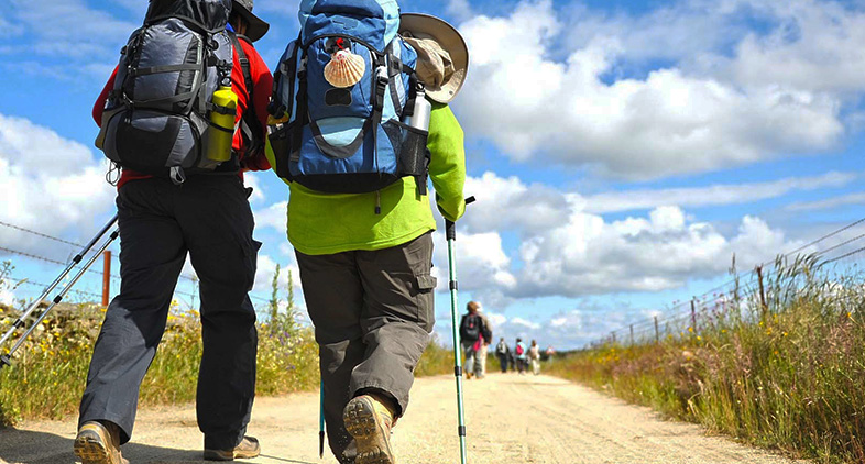 Marcheurs sur les chemins de Compostelle et la coquille Saint-Jacques