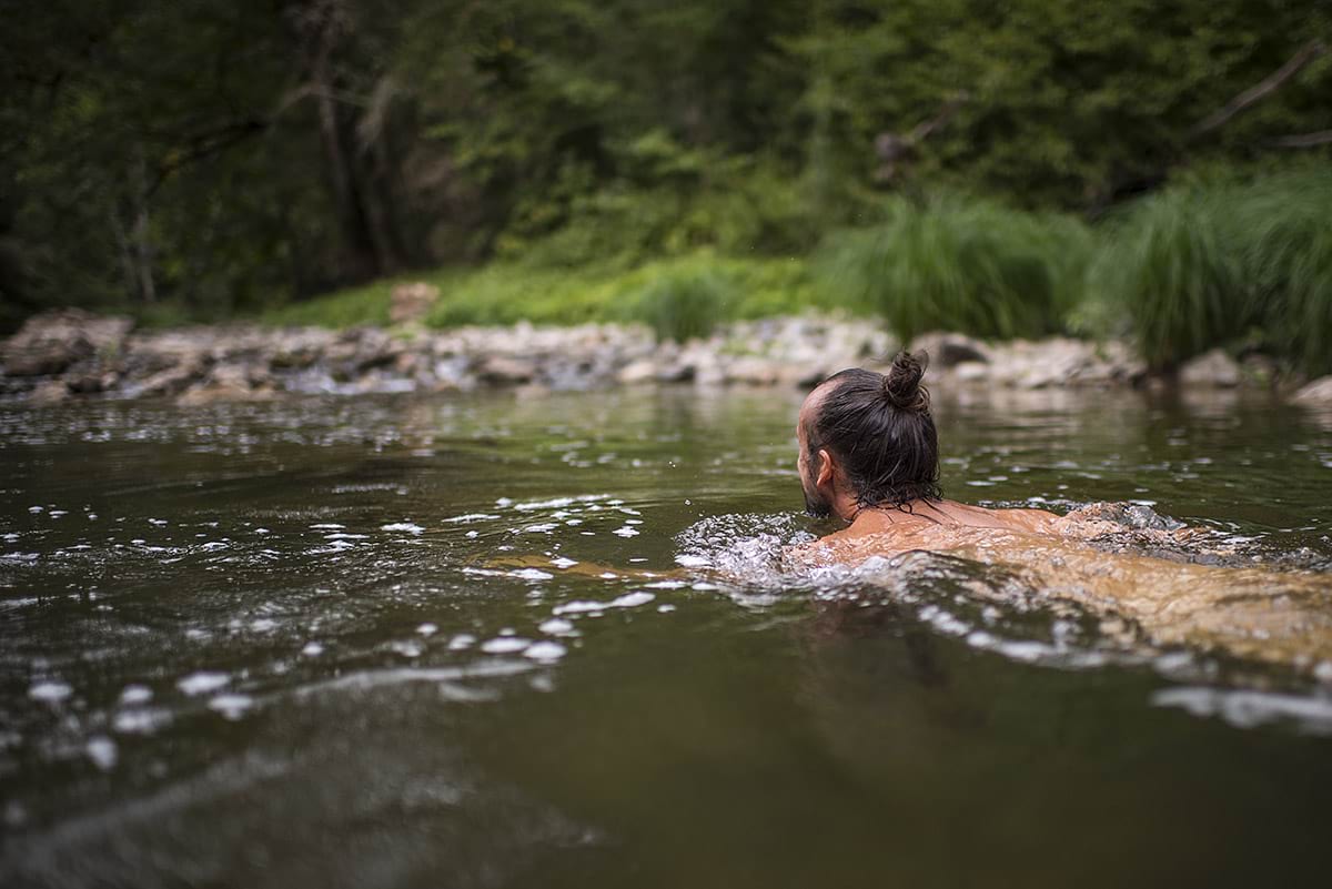 Nageur dans une rivière sur le chemin de Compostelle 