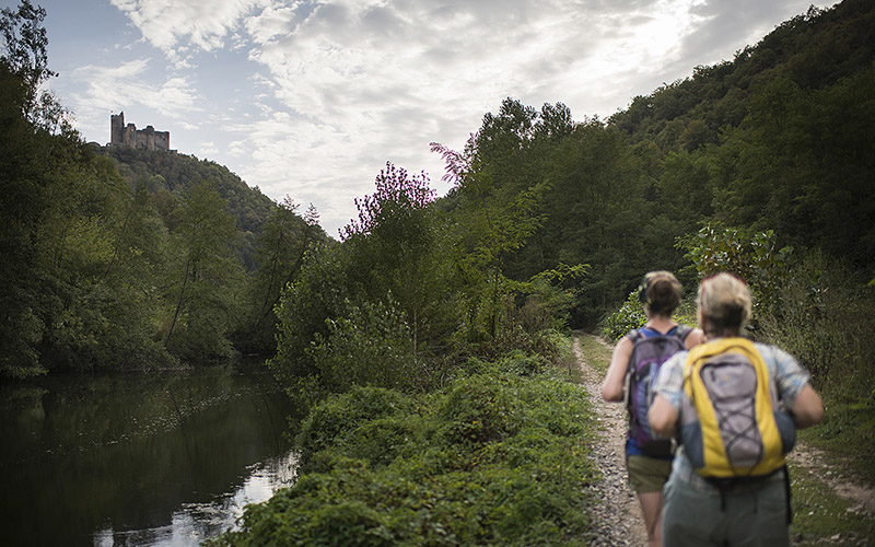 Randonneurs sur le chemin près de Najac entre Conques et Toulouse - TVattard