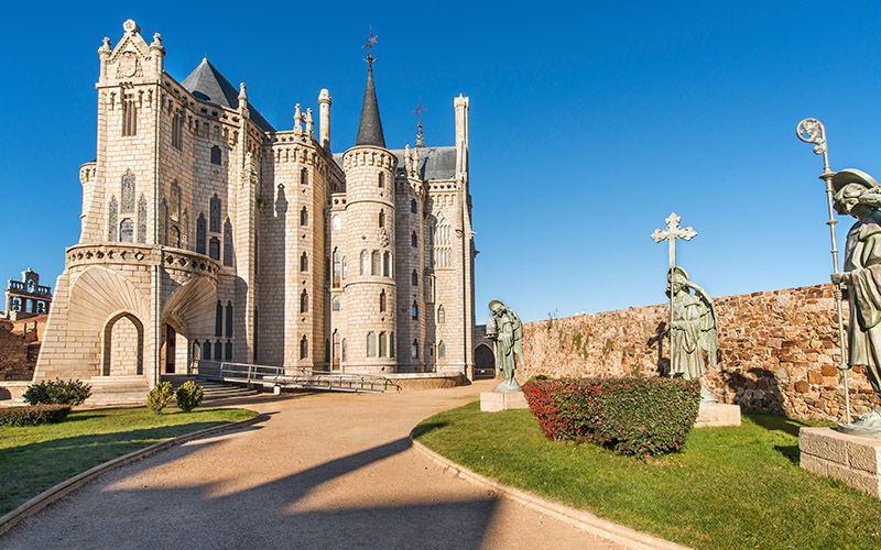 Le palais episcopal d'Astorage près de Léon - AdobeStock