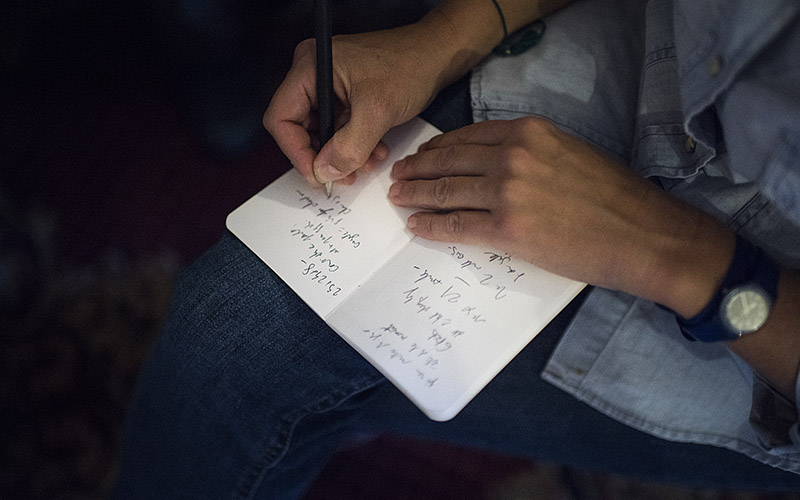 Pèlerine écrivant sur un cahier vers Compostelle - TVattard