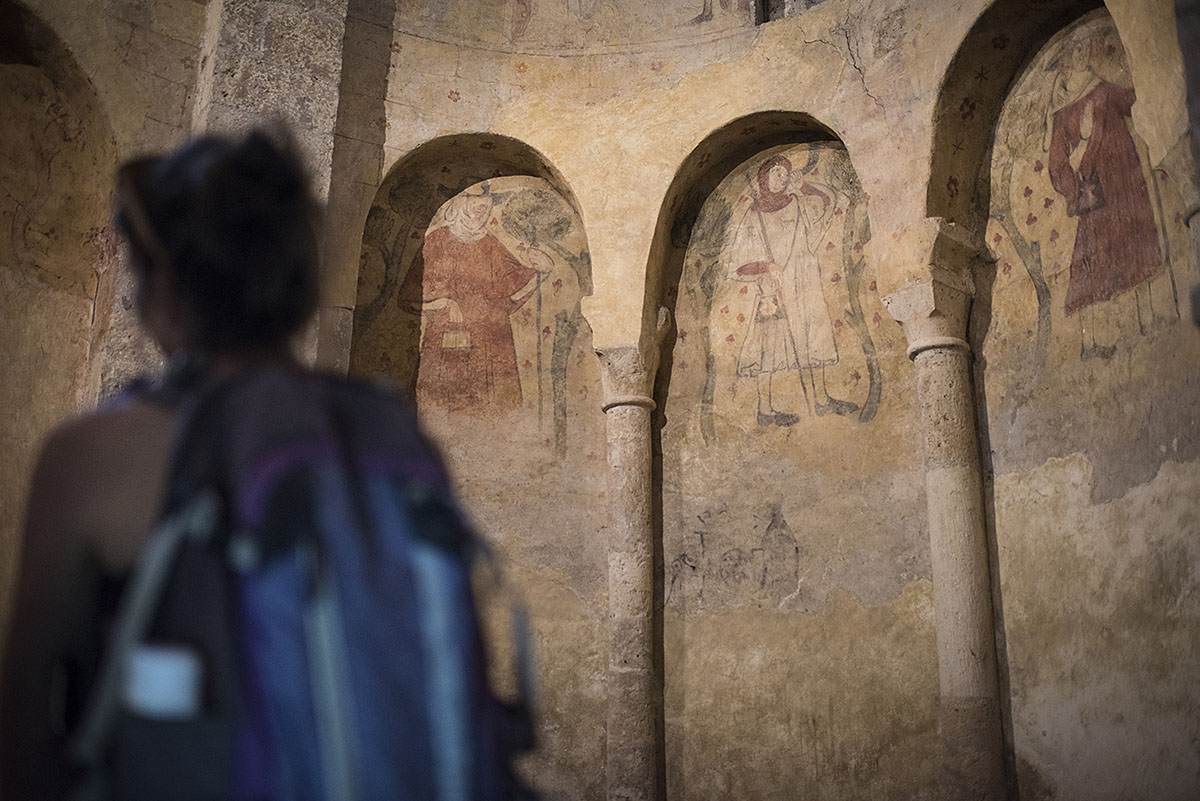 Pèlerine à l'intérieur d'une église sur le chemin de Compostelle, classée à l'UNESCO - TVattard