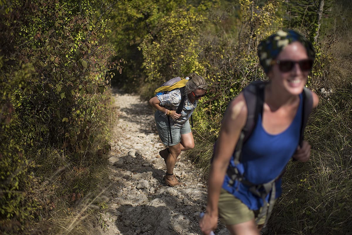 Randonneuse et son sac sur le chemin de Compostelle dans le Massif central - TVattard