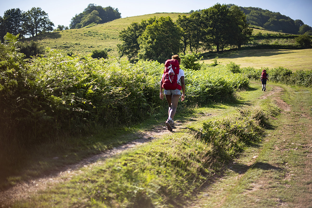 Pèlerine traversant les pyrénées sur le chemin de Compostelle - TVattard
