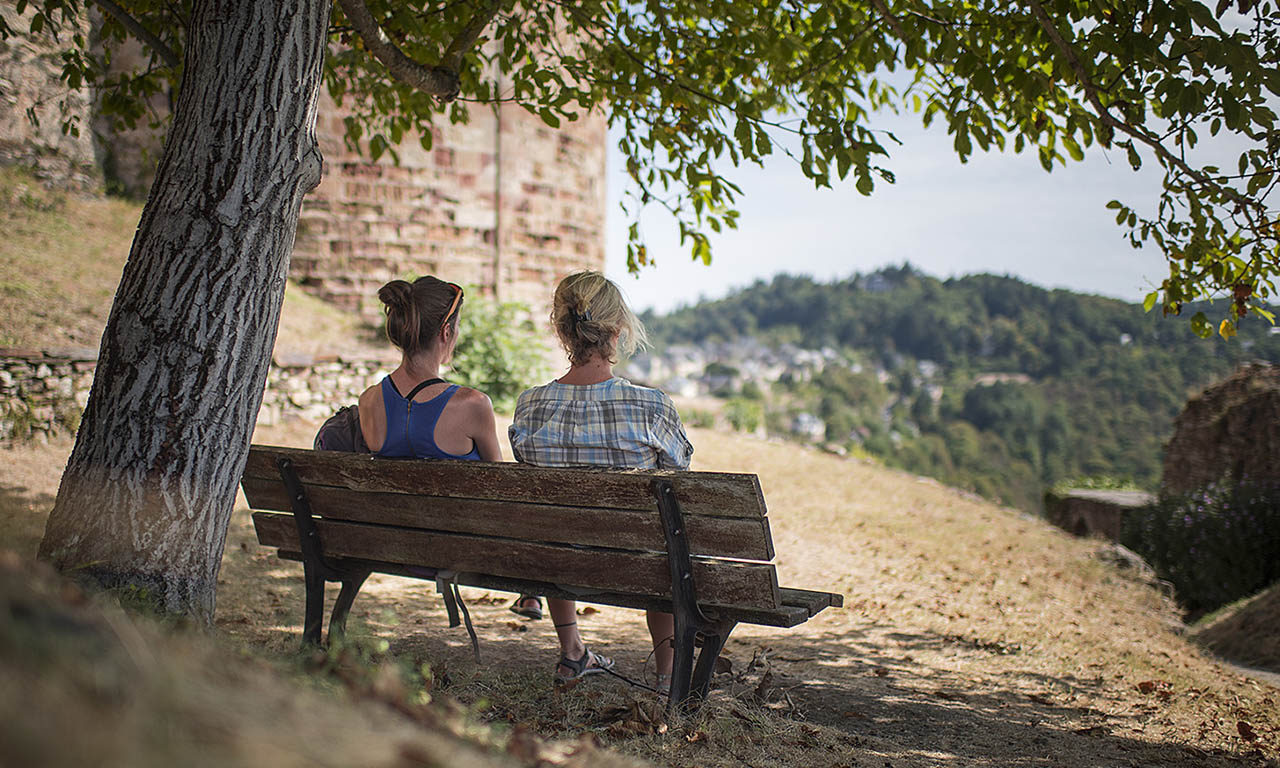 Randonneuses admirant le paysage près de Cordes-sur-Ciel sur le chemin de Compostelle