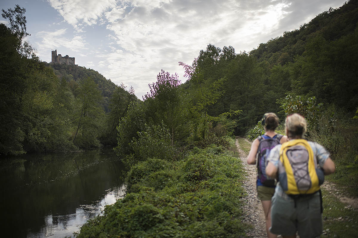 pèlerines sur le chemin de Compostelle près de Najac - TVattard